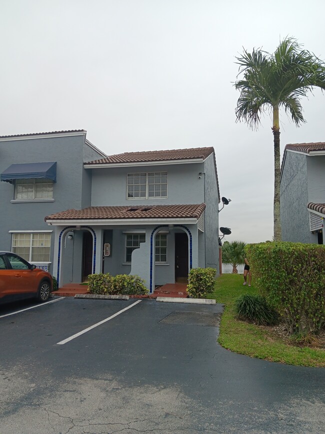 Photo - 6940 NW 173rd Dr Unidad 806 Rental