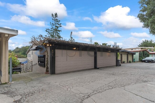 Building Photo - Unit A