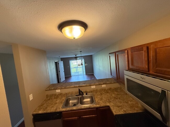 Photo - 526 Nepute St