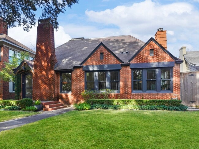 Building Photo - 2240 Wroxton Rd