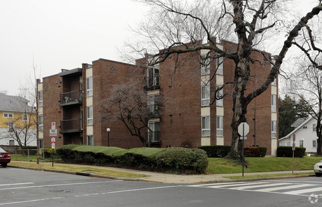 4625-4627 13th St NW