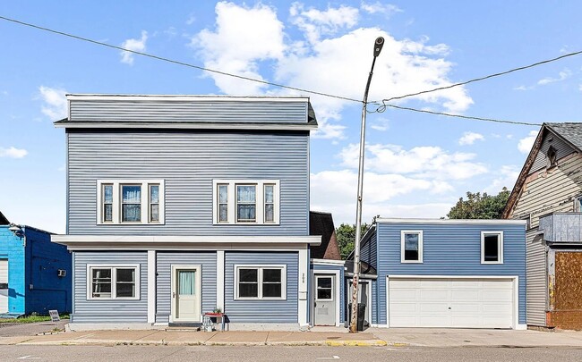Building Photo - 208 S 2nd St Unit Upper
