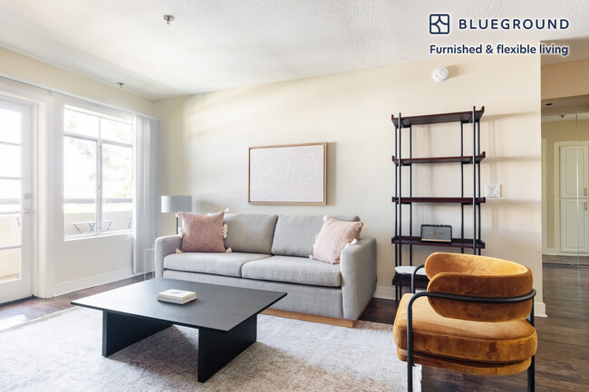 Building Photo - 7660 Beverly Blvd Rental
