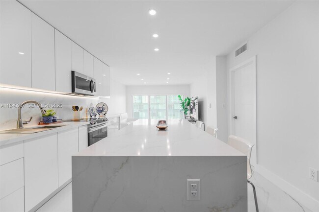 Building Photo - 1950 S Ocean Dr Unit 3D