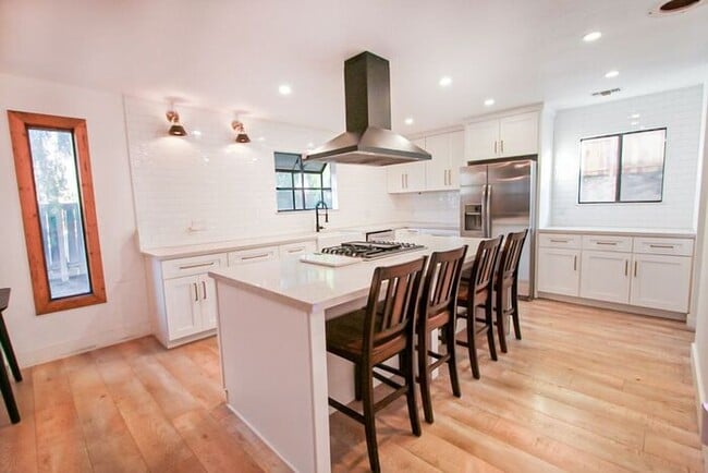 Building Photo - Modern 3 Bed Home for Rent in Riverside CA 92507 Garage Available