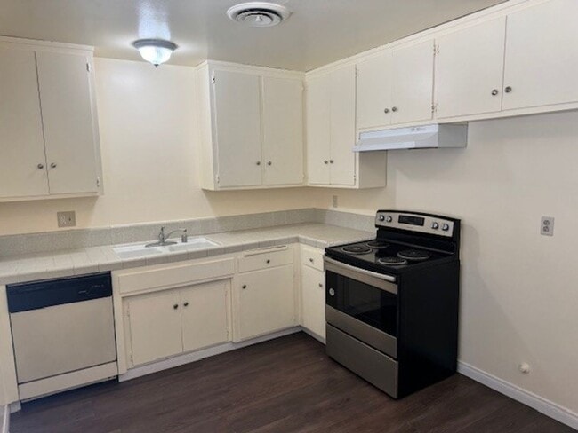 Photo - Edmonton St Unit #D