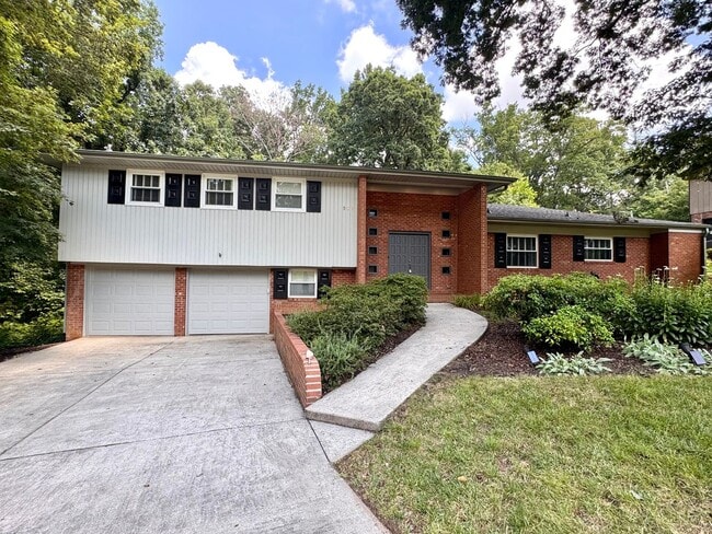 Building Photo - 4 Bedroom Jamestown Beauty! Rental