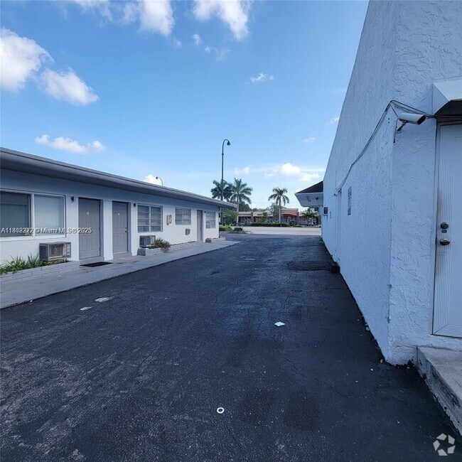 Building Photo - 6300 Miramar Pkwy Unit 7 Rental