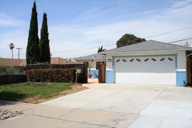 Building Photo - 3 Bedroom Home- Laminate Floors- Central A...