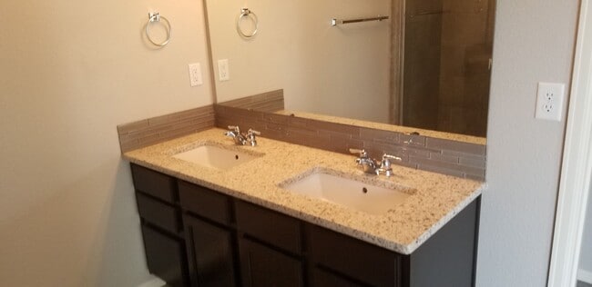 Photo - Immaculate 3 Bedroom/3 Bath Townhome Near Powers Corridor!