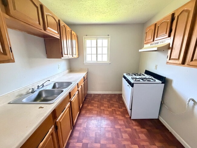 Fouplex 2 bedroom unit ready to move in in Castle Hill!