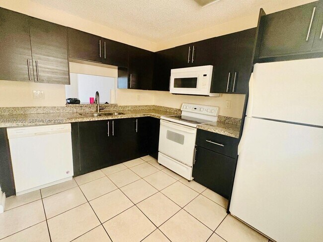 Building Photo - 1800 SW 81st Ave Unit 1100