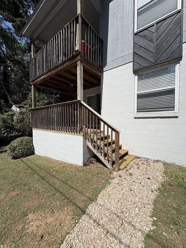 Building Photo - 1530 Live Oak Dr Unit C1