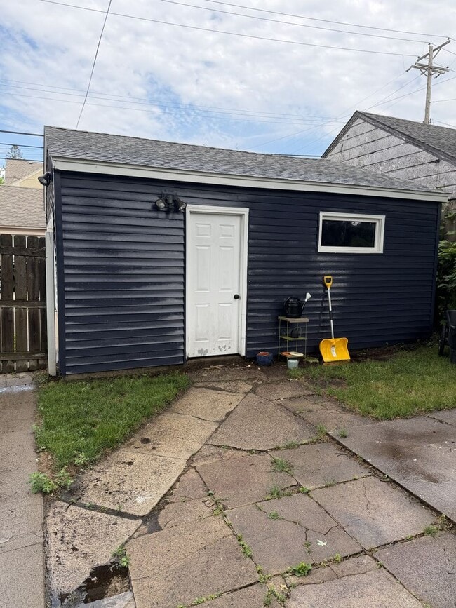 Photo - 3 Bedroom / 1 Bathroom Private Fenced Yard - For Rent