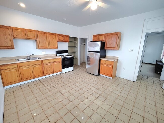 Photo - *Spacious 2BD/1BA Single-Family Home Available in Oakland*