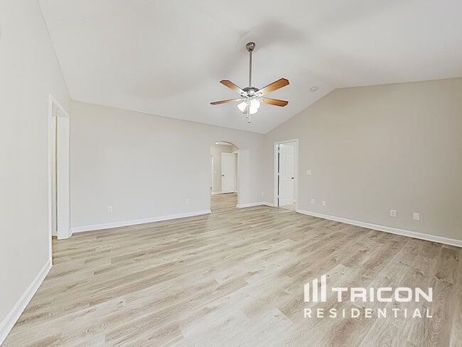 Photo - 615 Flicker St