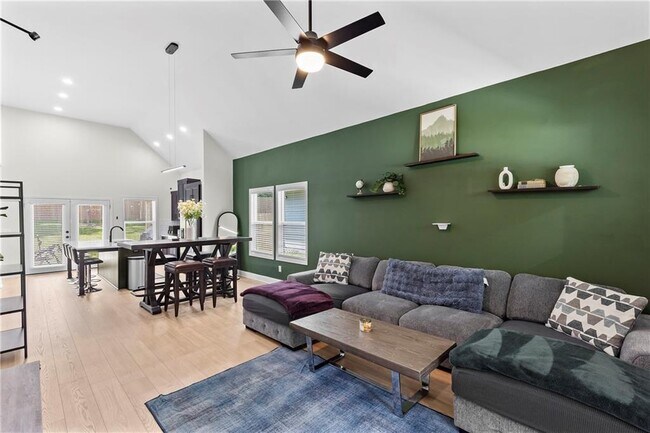 Photo - 624 Robert St NW