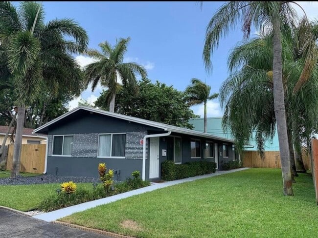 Building Photo - 125 NE 30th Ct Unit 125