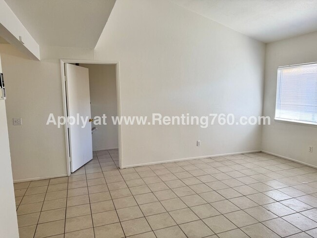 Photo - Spacious 2 Bed 1 Bath Home With Indoor Lau... Unidad B - 5827 Bagley Ave