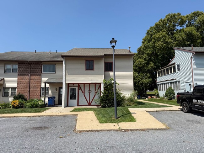 Building Photo - 3 bedroom 2.5 bathroom End-of-Row Townhome in Conestoga Valley School District!