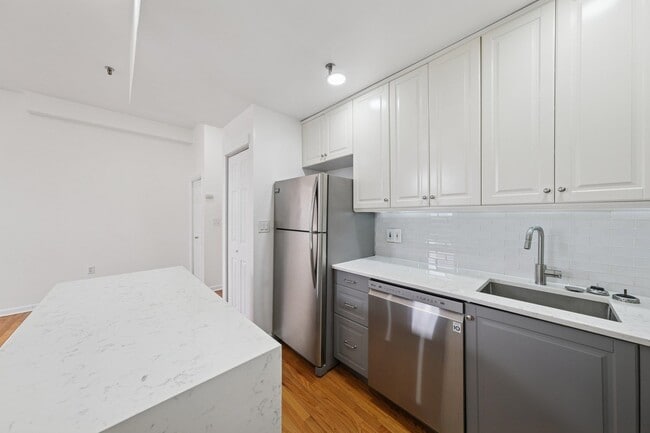 Building Photo - 319 Barrow St Unit 6A