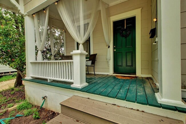 Photo - 919 E 40th St