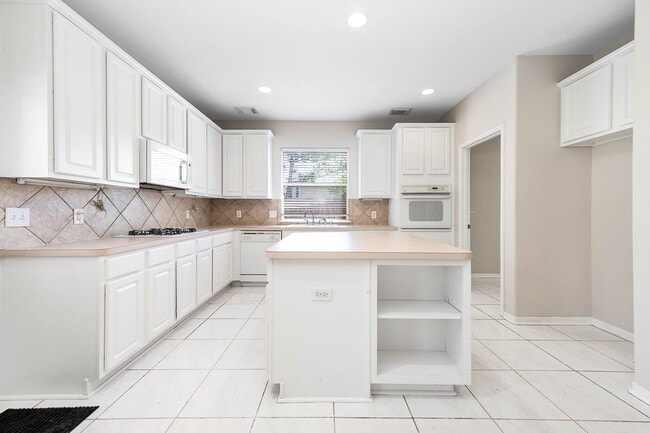 Building Photo - 7902 Feather Springs Dr