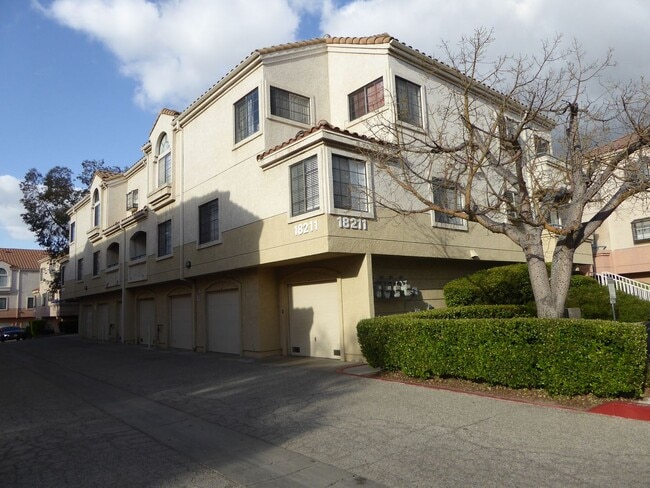 Building Photo - COMING SOON! 2 Bedroom + Loft Condo for Rent in Canyon Country!