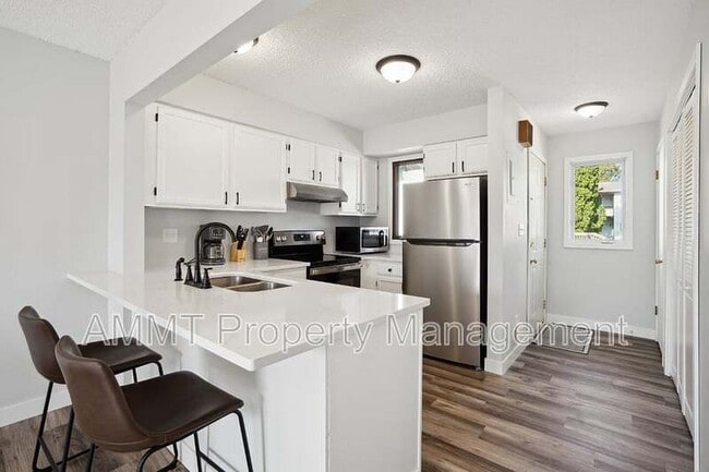 Building Photo - 743 Westwinds Dr Unit #1