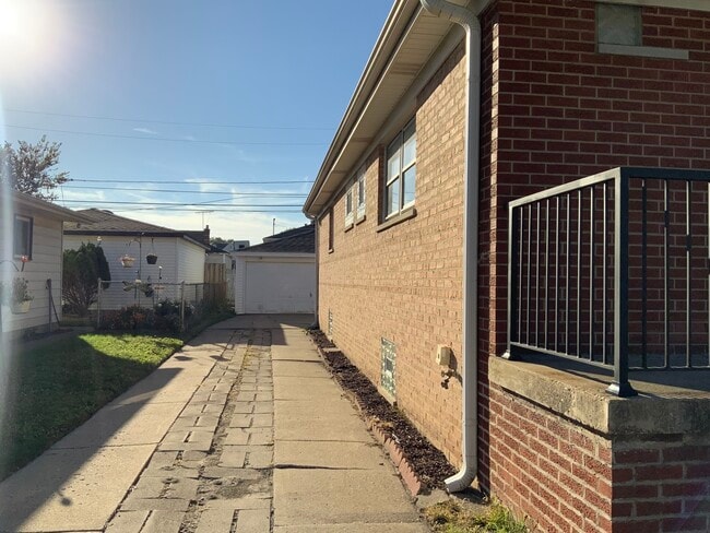 Photo - 750 Greenbay Ave
