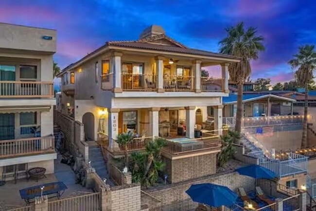 Building Photo - Waterfront Charm!