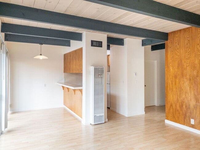 Building Photo - Tranquil Top Floor 1BR/1BA Unit #6