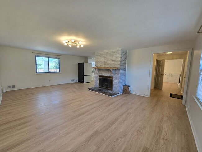 454 Colonial Dr