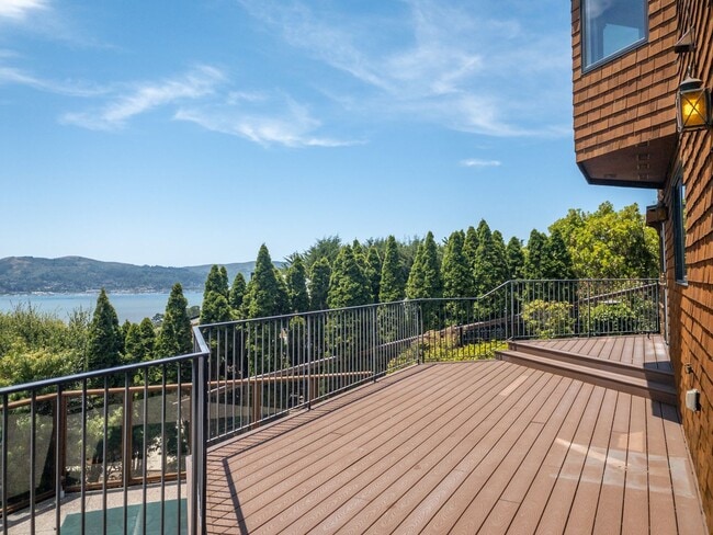 Photo - 4BR/2.5BA 3,274sqft! STUNNING GG VIEWS!!! Yard! Spa! 4 Car Parking! Pet! PROGRESSIVE