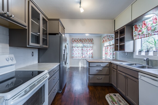 Photo - 2624 Columbia Blvd