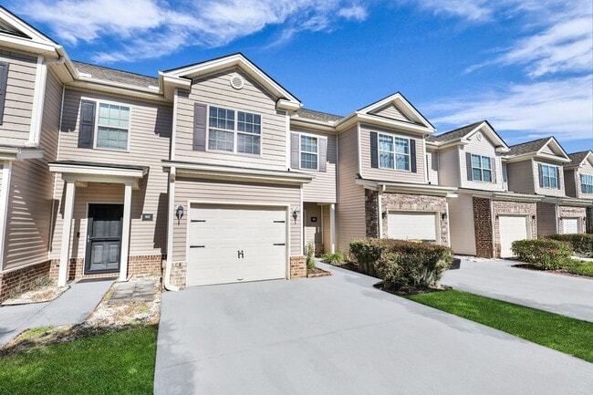 Photo - Charming 3-Bed Townhome in Prime Richmond Hill Location!