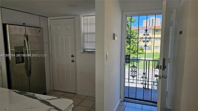 Building Photo - 20200 NE 29th Ct Unit N213