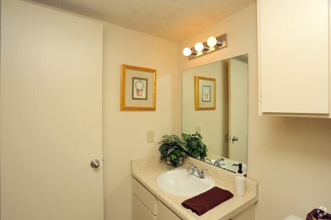 1HAB - 700&nbsp;ft² - Baño - Cimarron Apartments