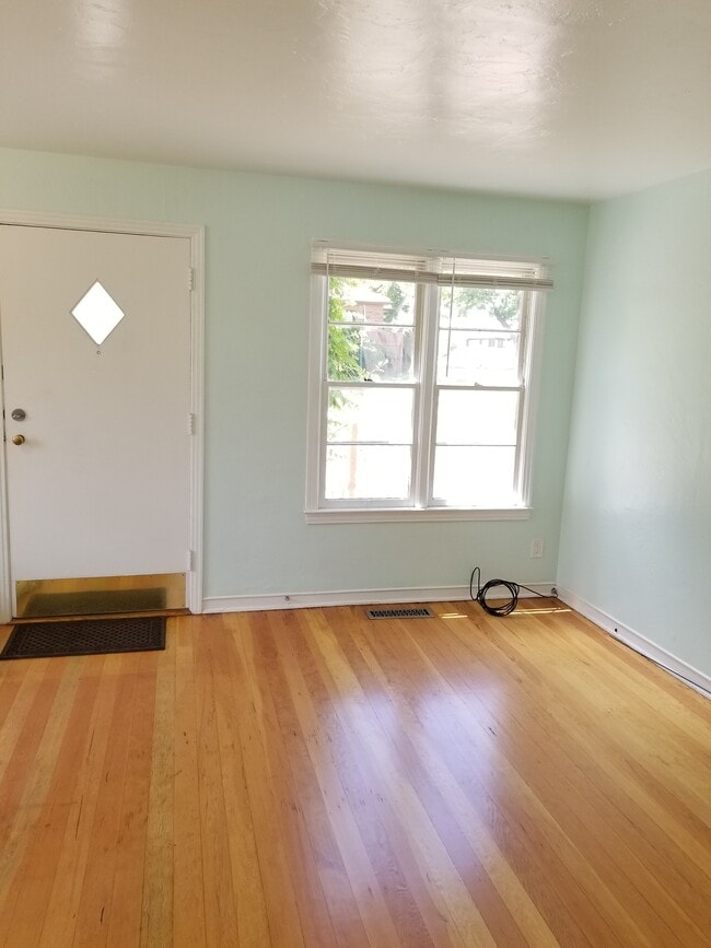 Photo - 849 Roberts St