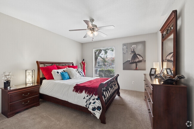 B 1BR, 1BA - 690SF - Bedroom
