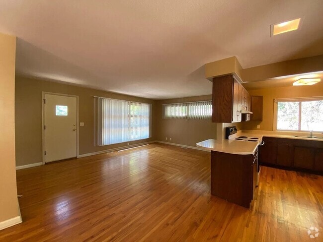 Building Photo - Inviting 3-Bedroom Home in Eastridge – Acr...