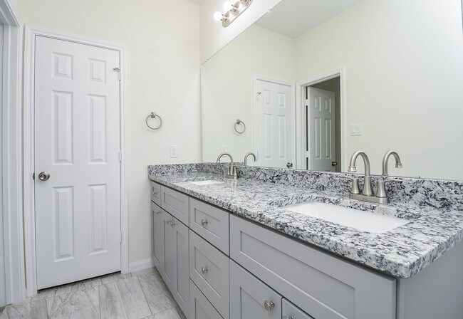 Photo - 2807 Topiary Ln