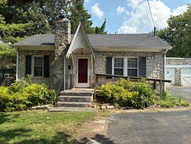 Building Photo - 1338 College St Unit 4