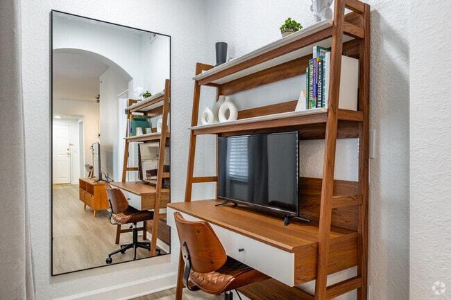 2BR, 2BA - 1,046SF - Office