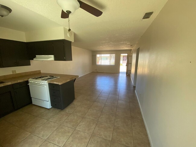 Building Photo - 1424 N Lemoore Ave Unit Apt C