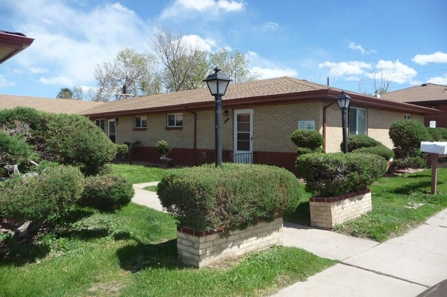 Building Photo - Newly Renovated 2BR | Courtyard & back patio | Lots of natural light Unit 1420 Hoyt St