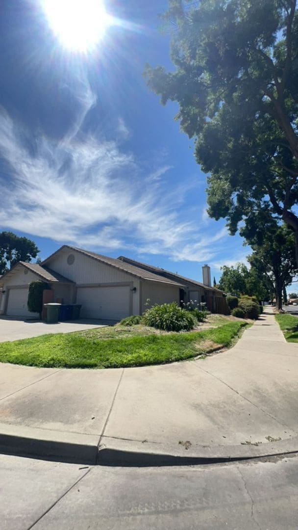 Building Photo - Newley Renovated 2 bedroom Duplex. Unit 94 Silverhorn Rental