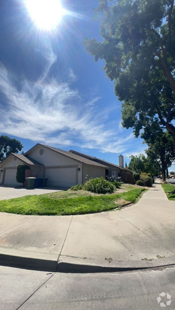 Building Photo - Newley Renovated 2 bedroom Duplex. Unit 94 Silverhorn Rental