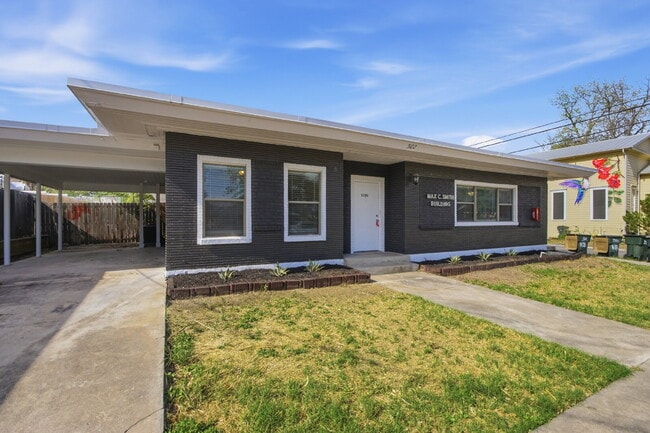 Building Photo - 302 W San Antonio St Unit 101