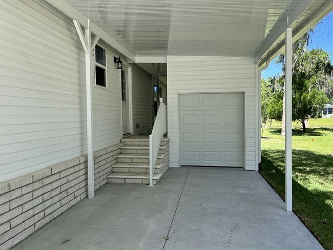 1 Whitefeather Ln